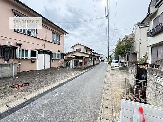 前面道路は4m!陽当り良好な立地です。車庫入れが苦手な方も安心ですね。