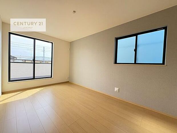 バルコニーに面した明るい寝室。心地よい陽光と風を感じられる開放的な空間で、毎日をゆったりとお過ごしいただけます。