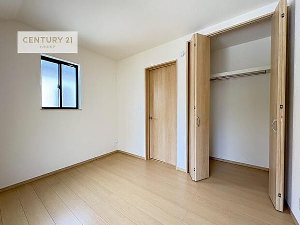 掃き出し窓がないお部屋は、お子様のお部屋としても安心です!収納スペースも充実しているので散らかったお部屋をサッと片付けられます!