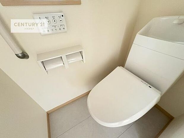 1・2階にトイレがございます!朝の忙しい時間帯も待たずにすみそうですね。白を基調とした清潔感のあるトイレでお手入れがしやすいです!