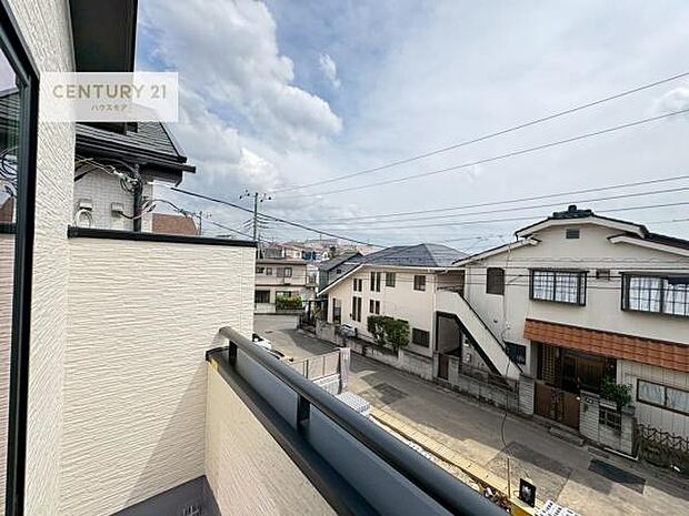 陽当たりの良いバルコニーで、お洗濯物もよく乾きそうですね!お天気の良い日にはバルコニーへ出てリフレッシュするのも気持ちよさそうです。