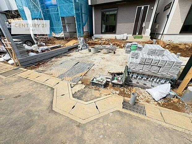 駐車スペースは2台分あります!セカンドカーはもちろん、バイクや自転車なども置き場所に困りません。