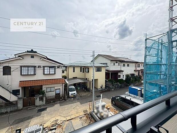 晴れた日には青い空を見渡せる開放的な時間を楽しめます。気持ちの良い風が通り抜ける街並みです!