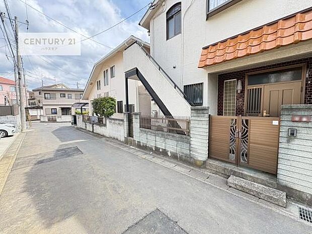 前面道路は4m!陽当り良好な立地です。車庫入れが苦手な方も安心ですね。