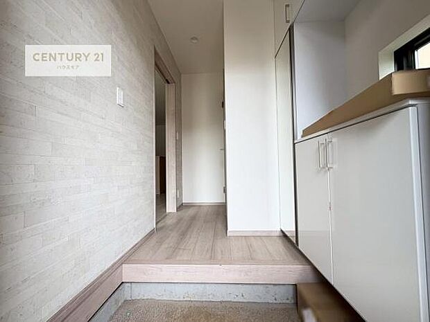 疲れて帰ってきても、ただいま！を言いたくなる、優しく迎え入れてくれる空間になっています。明るく温もり溢れる玄関です！