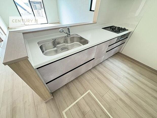 大人気の対面式システムキッチンを採用しています！ご家族のコミュニケーションが自然と増える設計です。お子様にも目が届くので嬉しいですね。収納力もあります！