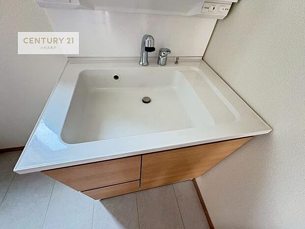 深い洗面台ボウルは、水が跳ねにくいのでお手入れが楽々！清潔感が保てます！キレイな洗面所で自分磨きのモチベーションが上がりますね！