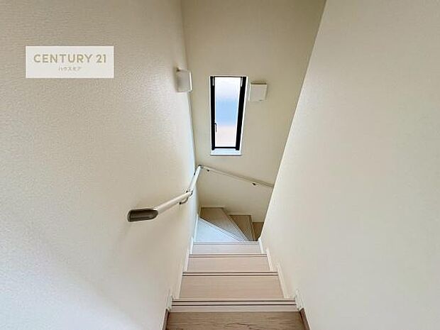 階段は明るく手摺りもついています！お子様やご年配の方も安心してご利用頂けますね！