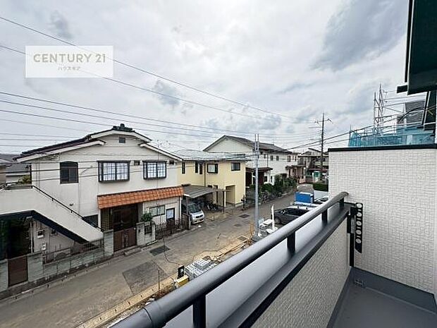 晴れた日には青い空を見渡せる開放的な時間を楽しめます。気持ちの良い風が通り抜ける街並みです！