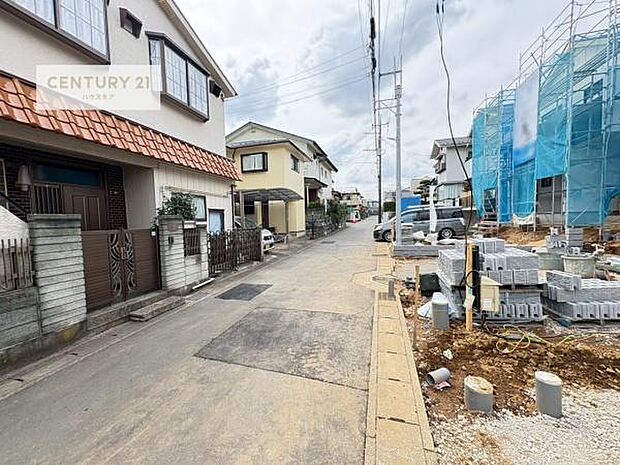 前面道路は4ｍ！陽当り良好な立地です。車庫入れが苦手な方も安心ですね。