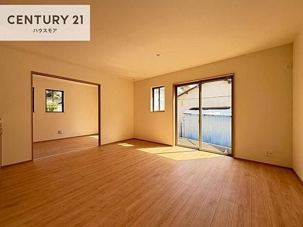 大きな窓からたっぷりの陽ざしが入る明るいリビング。開放感のあるリビングで家族団らんのくつろぎの時間を過ごせます！