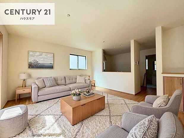 家具はCGパースです。心地良いリビングは家族が自然と集まります。家族団欒の時間が増えそうです。ご家族と、より一層充実した時間を過ごせそうですね。