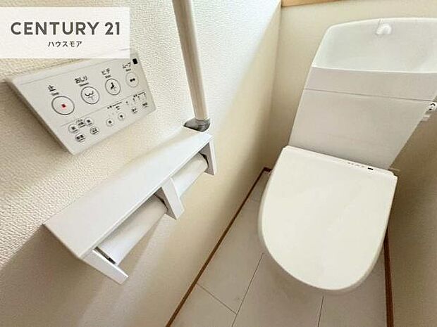 1・2階にトイレがございます！朝の忙しい時間帯も待たずにすみそうですね。白を基調とした清潔感のあるトイレでお手入れがしやすいです！