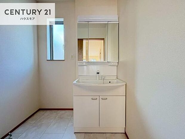 小窓付きの明るい洗面室です！湿気もすぐに入れ替えができて清潔に保つことができます！自然光が差し込むのでお化粧の仕上がりも良くなりますね！