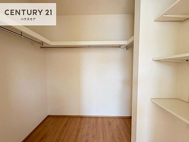 ウォークインクローゼット付きです。たくさんのお洋服などを収納しておけそうですね！他にも扇風機や加湿器など季節物の大きな家電も収納できます！