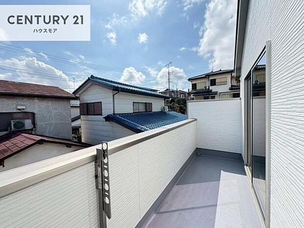 広々としているバルコニーです！お洗濯物を干すのはもちろん風に当たりながらくつろぎタイムが送れます！