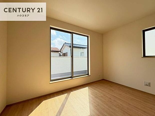 明るい室内は、風通しも良く、明るく大変居心地の良い空間となっております。リラックスして過ごせる心地の良いお部屋です！朝の目覚めがスッキリしますね！