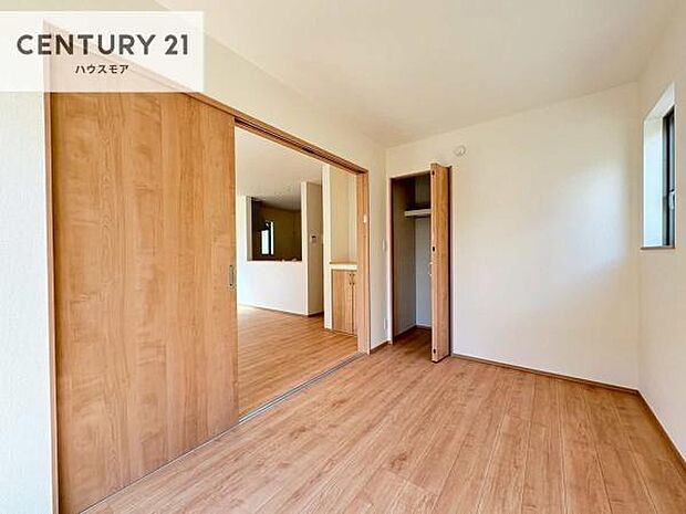 洋室は子供部屋や寝室、色々と用途多彩に利用できますね。収納力もたっぷりなので、広々気持ちよく過ごすことができます。