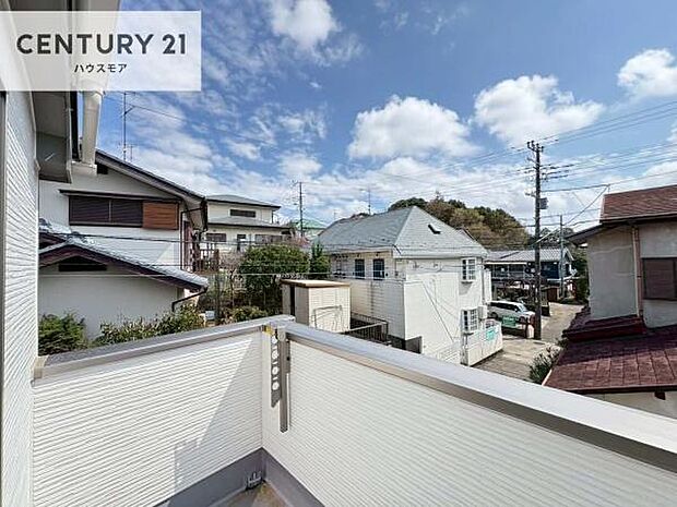 晴れた日には青い空を見渡せる開放的な時間を楽しめます。気持ちの良い風が通り抜ける街並みです！