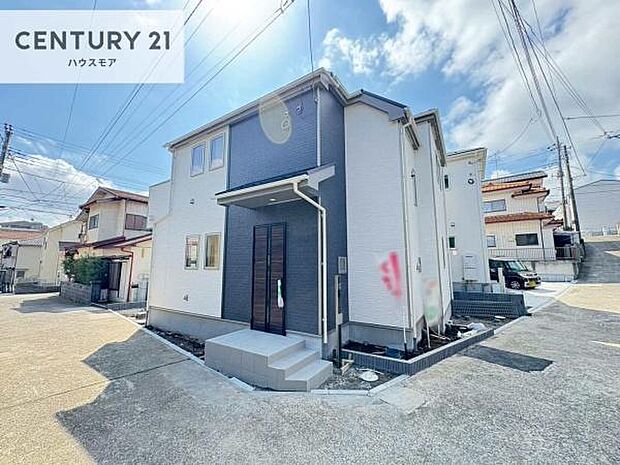 前面道路4ｍ×4ｍ！陽当り良好な立地です。車庫入れが苦手な方も安心ですね。