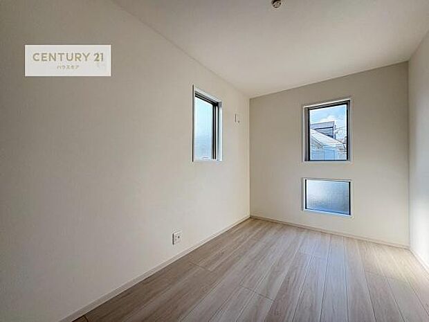 2面採光を確保した明るい室内は、風通しも良く、明るく大変居心地の良い空間となっております。リラックスして過ごせる心地の良いお部屋です!朝の目覚めがスッキリしますね!