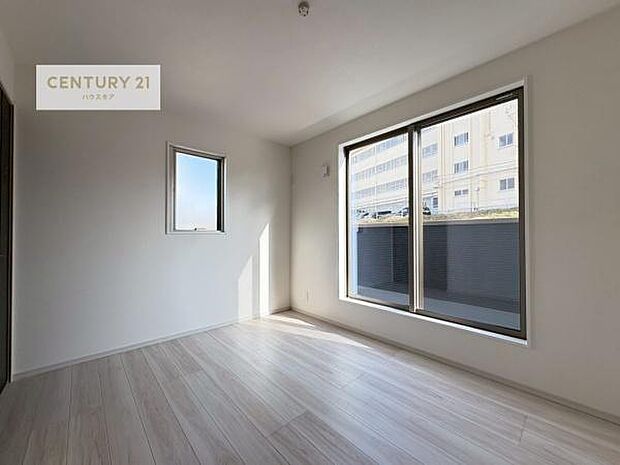 明るい室内は、風通しも良く、明るく大変居心地の良い空間となっております。リラックスして過ごせる心地の良いお部屋です!