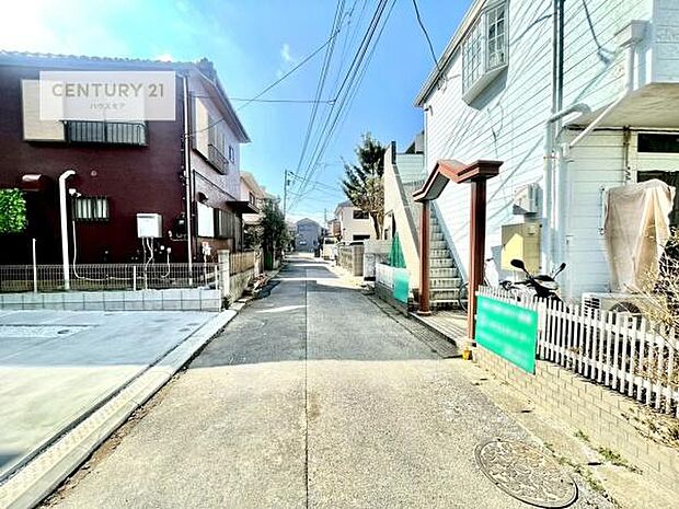 前面道路は4m!陽当り良好な立地です。車庫入れが苦手な方も安心ですね。