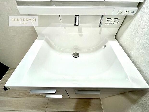 深い洗面台ボウルは、水が跳ねにくいのでお手入れが楽々！清潔感が保てます！キレイな洗面所で自分磨きのモチベーションが上がりますね！
