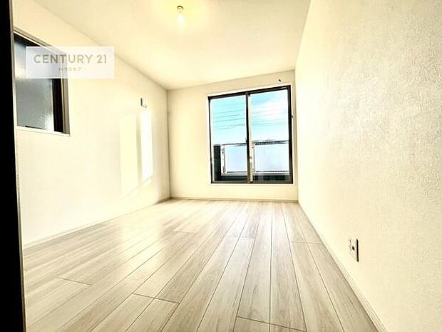 2面採光を確保した明るい室内は、風通しも良く、明るく大変居心地の良い空間となっております。リラックスして過ごせる心地の良いお部屋です！朝の目覚めがスッキリしますね！