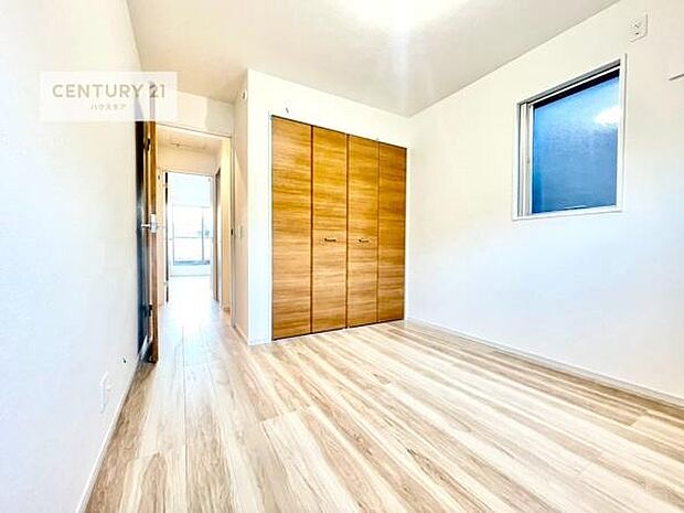 掃き出し窓がないお部屋は、お子様のお部屋としても安心です！収納スペースも充実しているので散らかったお部屋をサッと片付けられます！