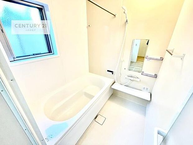 落ち着きある大人の雰囲気のバスルームは、味が出ていてバスタイムが充実！お仕事頑張っているご褒美にお好みの匂いの入浴剤を入れて、楽しんでみてはいかがでしょうか？