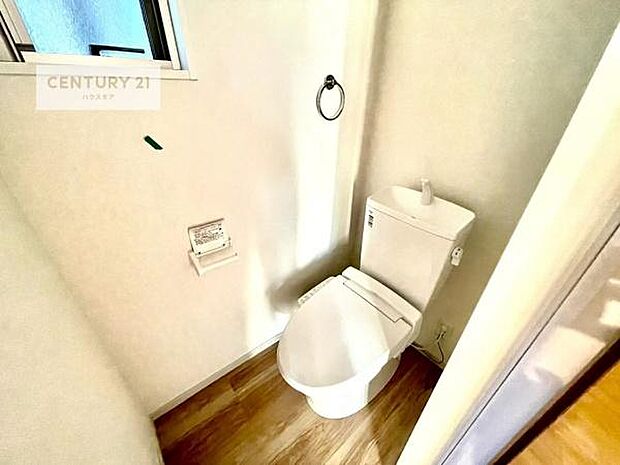 1・2階にトイレがございます！朝の忙しい時間帯も待たずにすみそうですね。白を基調とした清潔感のあるトイレでお手入れがしやすいです！