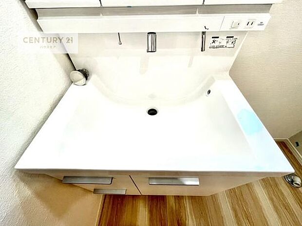 深い洗面台ボウルは、水が跳ねにくいのでお手入れが楽々！清潔感が保てます！キレイな洗面所で自分磨きのモチベーションが上がりますね！