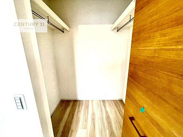 ウォークインクローゼット付きです。たくさんのお洋服などを収納しておけそうですね！他にも扇風機や加湿器など季節物の大きな家電も収納できます！