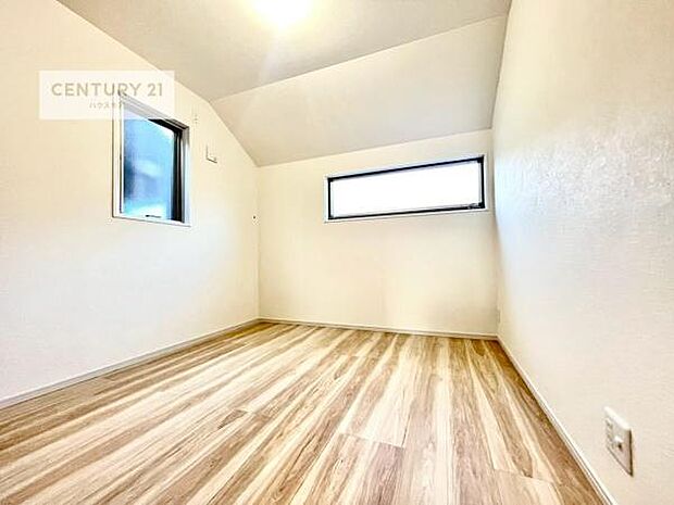 明るい室内は、風通しも良く、明るく大変居心地の良い空間となっております。リラックスして過ごせる心地の良いお部屋です！