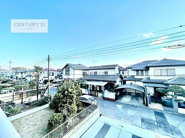 晴れた日には青い空を見渡せる開放的な時間を楽しめます。気持ちの良い風が通り抜ける街並みです！