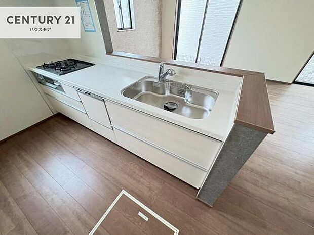 大人気の対面式システムキッチンを採用しています!ご家族のコミュニケーションが自然と増える設計です。お子様にも目が届くので嬉しいですね。収納力もあります!