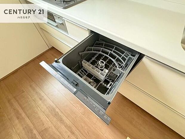 食洗機付きのキッチンです!忙しい時や手荒れ防止として大変活躍する便利な仕様です!ビルトインなのでキッチンの場所を取らず調理スペースを広く使うことが出来ます!