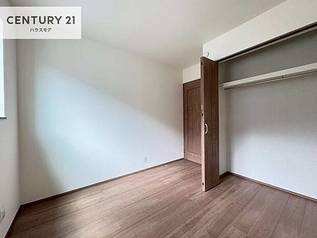 掃き出し窓がないお部屋は、お子様のお部屋としても安心です!収納スペースも充実しているので散らかったお部屋をサッと片付けられます!