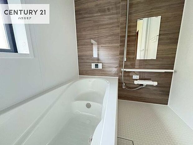 落ち着きある大人の雰囲気のバスルームは、味が出ていてバスタイムが充実!お仕事頑張っているご褒美にお好みの香りの入浴剤を入れて、楽しんでみてはいかがでしょうか?