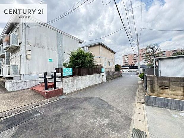 前面道路5m!陽当り良好な立地です。車庫入れが苦手な方も安心ですね。