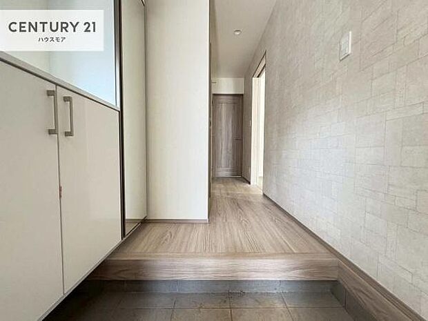 疲れて帰ってきても、ただいま!を言いたくなる、優しく迎え入れてくれる空間になっています。明るく温もり溢れる玄関です!