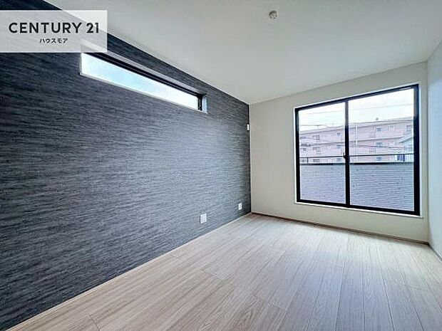 バルコニーに面している洋室です。明るく温もりがあり、換気もしっかりできます!朝起きて、外に出て背伸びをしつつ深呼吸をし良い朝を迎え入れることができます。