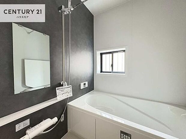 落ち着きある大人の雰囲気のバスルームは、味が出ていてバスタイムが充実!お仕事頑張っているご褒美にお好みの香りの入浴剤を入れて、楽しんでみてはいかがでしょうか?