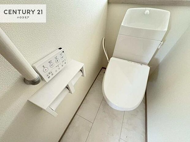 1・2階にトイレがございます!朝の忙しい時間帯も待たずにすみそうですね。白を基調とした清潔感のあるトイレでお手入れがしやすいです!