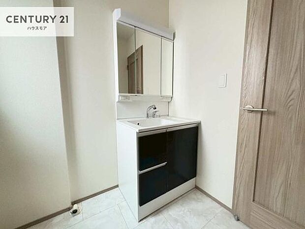 三面鏡仕様の洗面所は、身だしなみがしやすい造り!裏は収納になっています。ドライヤーやお化粧道具を片付けられるので洗面台周りをスッキリと見せることが出来ます!