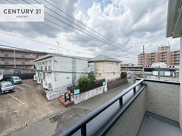 広々としたバルコニーで一日の始まりをスタート!お洗濯ものをたっぷり気持ちよく干せます!