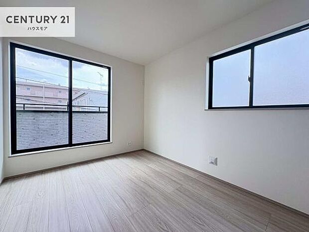 明るい室内は、風通しも良く、明るく大変居心地の良い空間となっております。リラックスして過ごせる心地の良いお部屋です!