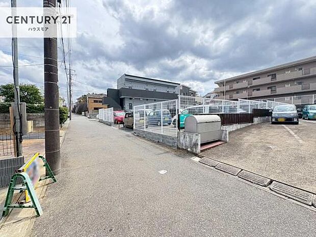 前面道路5m!陽当り良好な立地です。車庫入れが苦手な方も安心ですね。