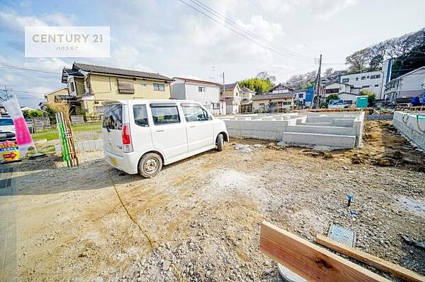 駐車スペースは2台分あります！セカンドカーはもちろん、バイクや自転車なども置き場所に困りません。